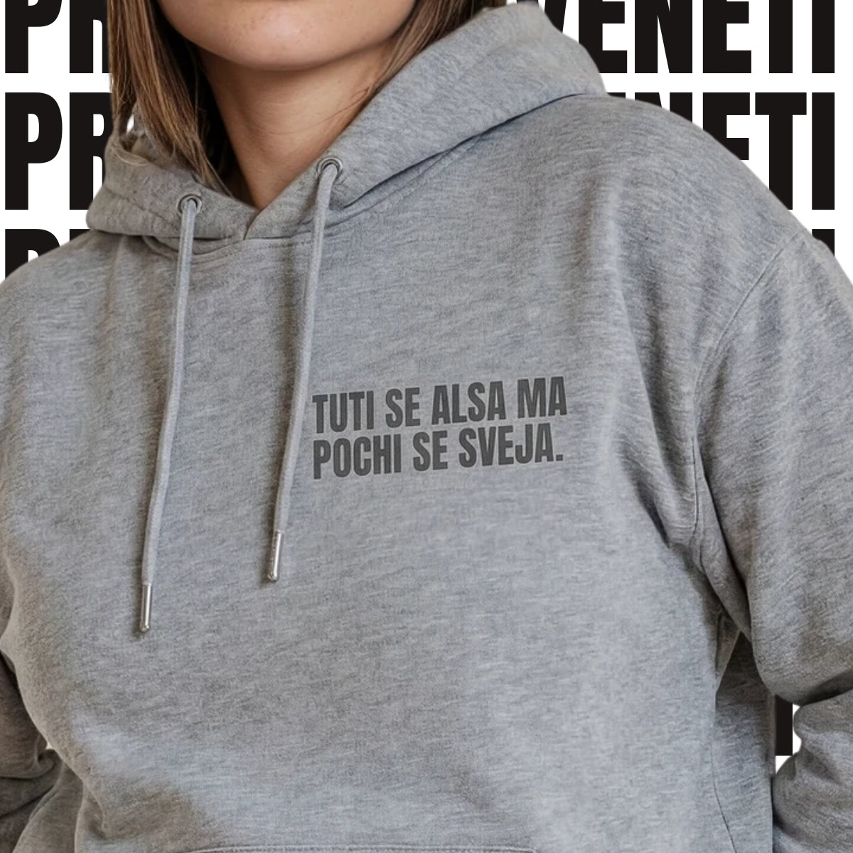Felpa TUTI SE ALSA MA POCHI SE SVEJA
